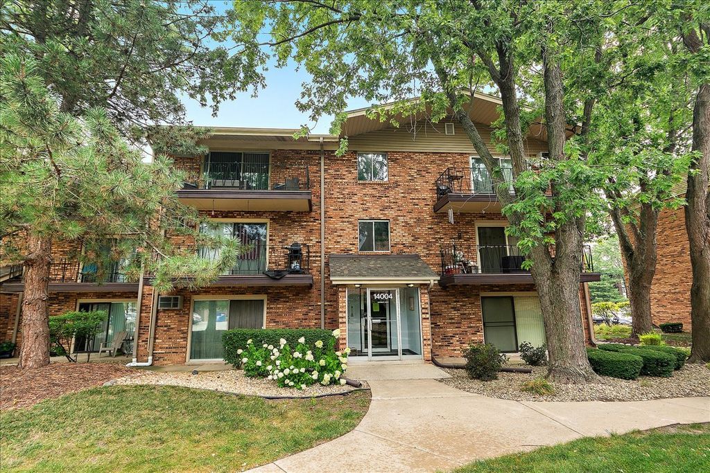 Photo for 14004 Waterbury Drive #1106, Crestwood, IL 60418 (MLS # 12440489)