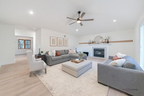 Tiny photo for 805 S Benton Street, Palatine, IL 60067 (MLS # 12467298)