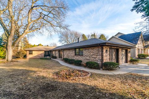 Tiny photo for 805 S Benton Street, Palatine, IL 60067 (MLS # 12467298)