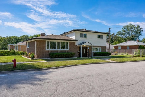 Photo of 7600 Lowell Avenue, Skokie, IL 60076 (MLS # 12718716)
