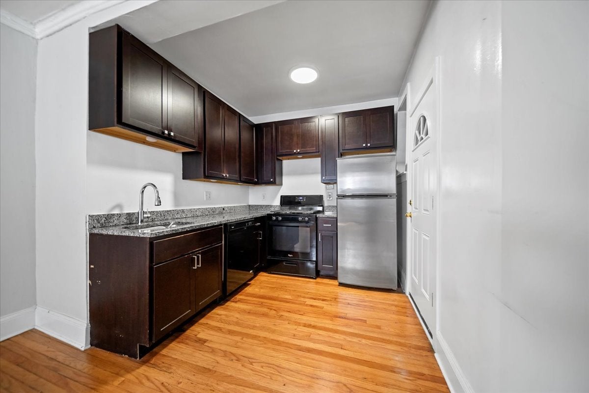 639 W ROSCOE Street T1