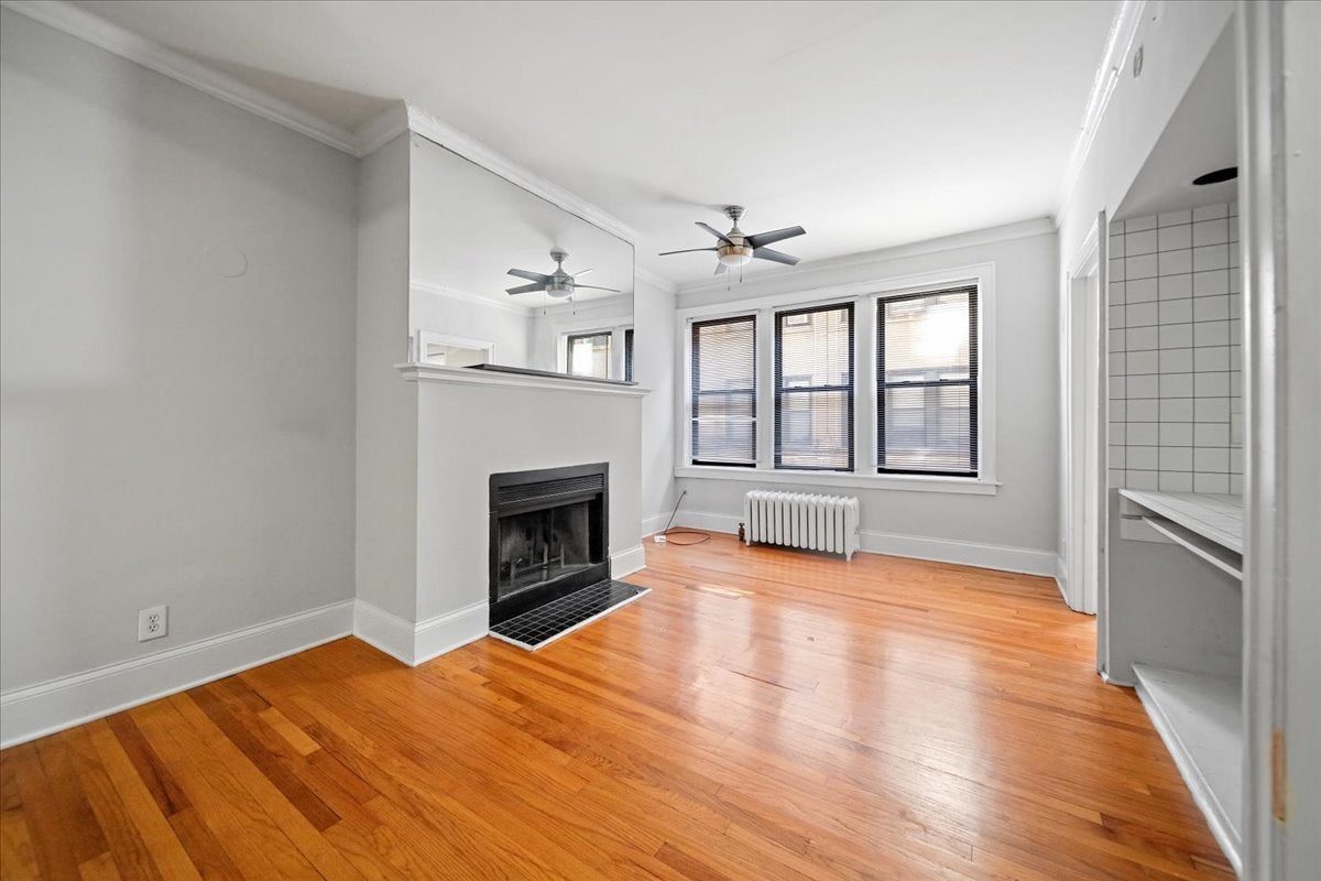 639 W ROSCOE Street T1