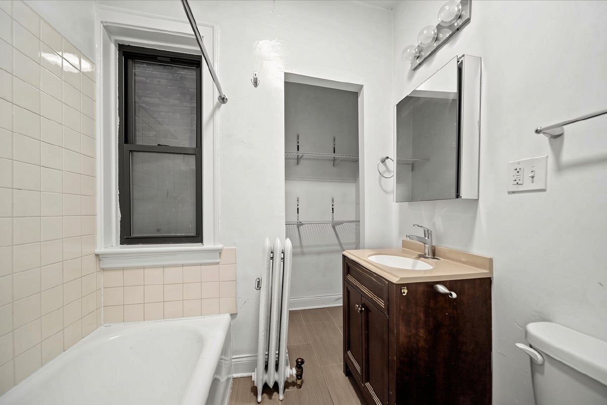 639 W ROSCOE Street T1