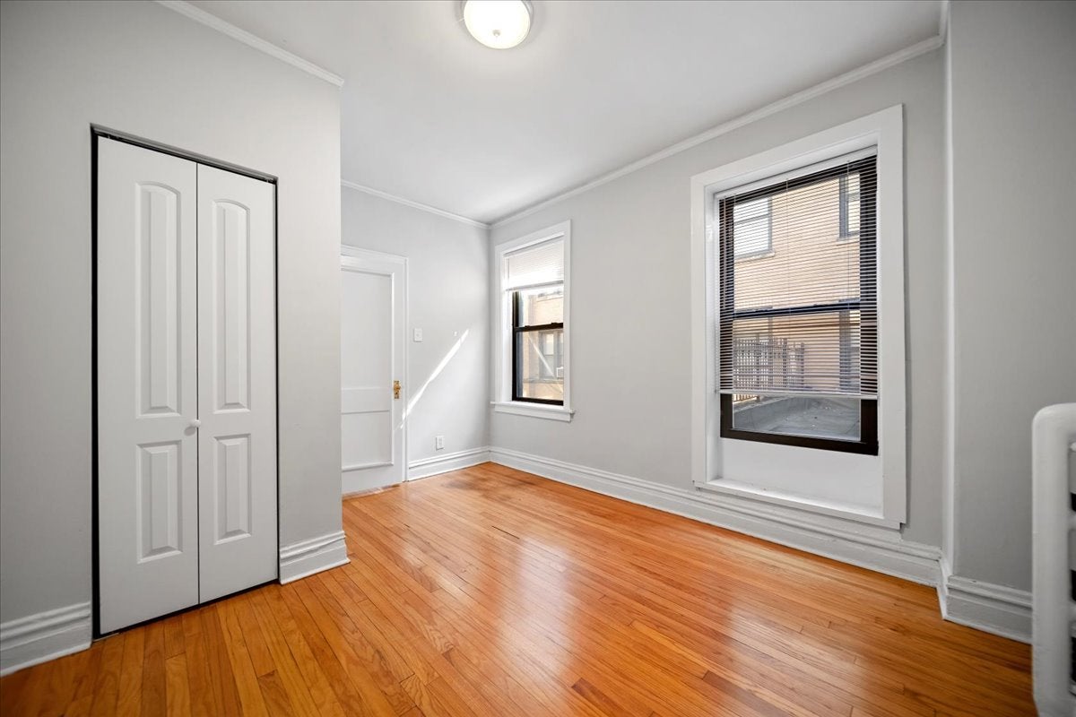 639 W ROSCOE Street T1