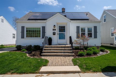 Tiny photo for 516 McGregor Street, Bloomington, IL 61701 (MLS # 12617371)