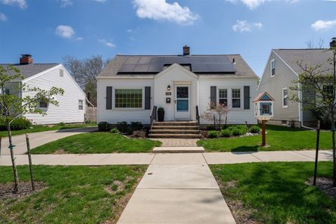 Photo of 516 McGregor Street, Bloomington, IL 61701 (MLS # 12617371)