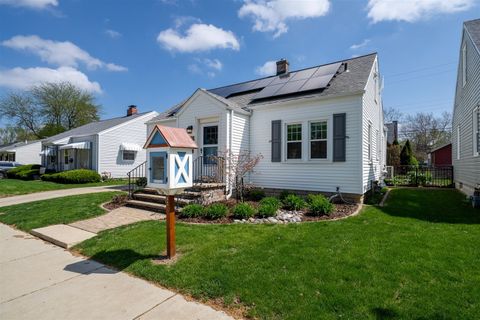 Tiny photo for 516 McGregor Street, Bloomington, IL 61701 (MLS # 12617371)