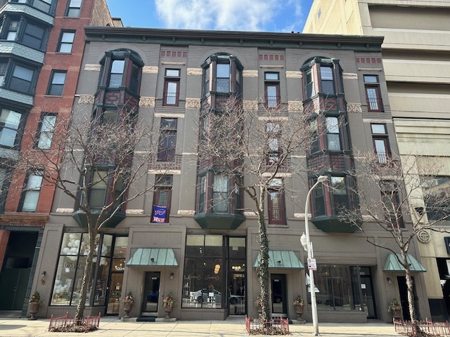 1008 N Clark Street COM