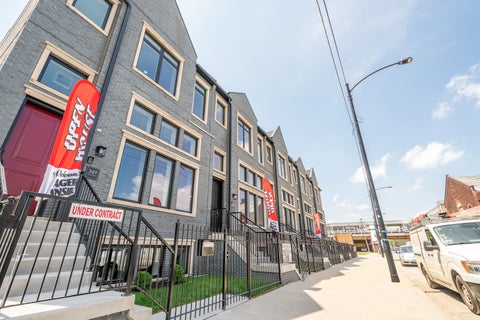 Photo of 349 E 43rd Street, Chicago, IL 60653 (MLS # 12760162)
