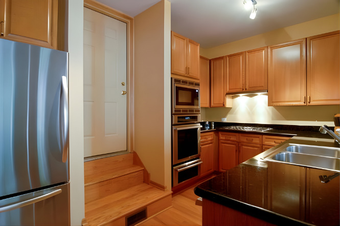 2039 N LINCOLN Avenue E