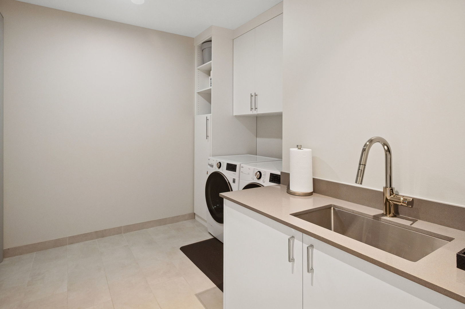 Chicago, Illinois 60611, United States, 3 Bedrooms Bedrooms, ,4 BathroomsBathrooms,Residential,Active,197761