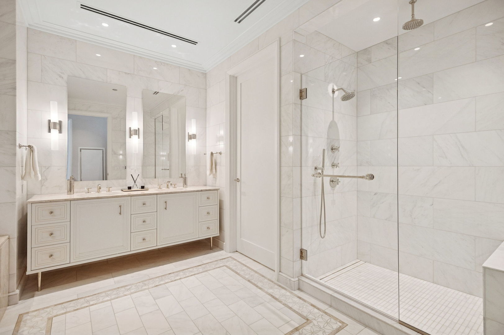 Chicago, Illinois 60611, United States, 3 Bedrooms Bedrooms, ,4 BathroomsBathrooms,Residential,Active,197761