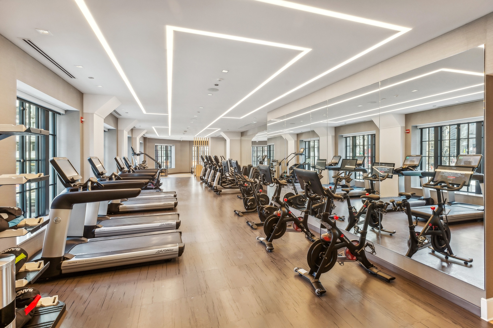 Chicago, Illinois 60611, United States, 3 Bedrooms Bedrooms, ,4 BathroomsBathrooms,Residential,Active,197761