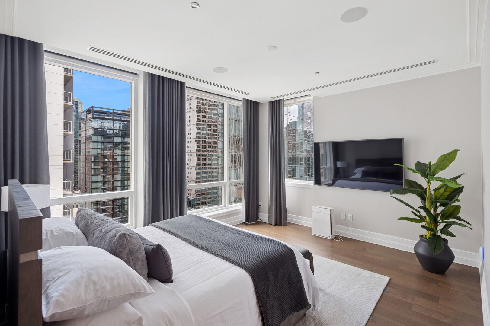 Chicago, Illinois 60611, United States, 3 Bedrooms Bedrooms, ,4 BathroomsBathrooms,Residential,Active,197761