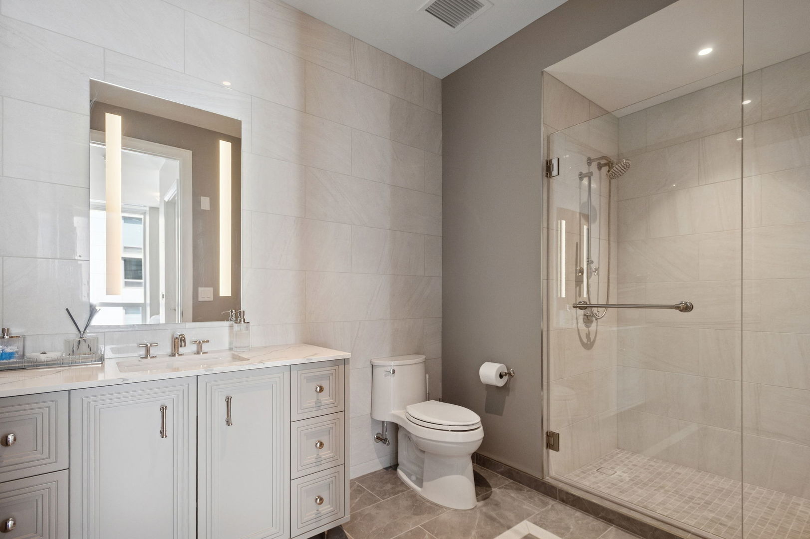 Chicago, Illinois 60611, United States, 3 Bedrooms Bedrooms, ,4 BathroomsBathrooms,Residential,Active,197761