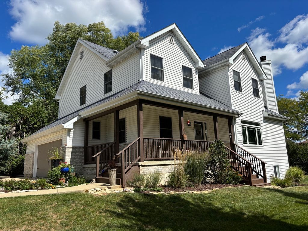 Photo for 2S590 Seraph Holmes Court, Warrenville, IL 60555 (MLS # 12468929)