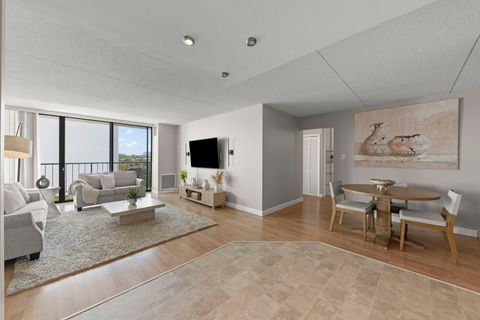 Tiny photo for 2005 S Finley Road #901, Lombard, IL 60148 (MLS # 12479789)