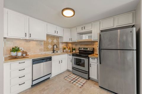 Tiny photo for 2005 S Finley Road #901, Lombard, IL 60148 (MLS # 12479789)