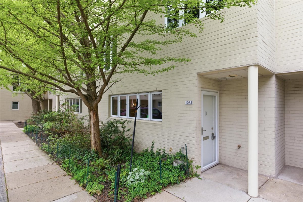 1085 S Park Terrace