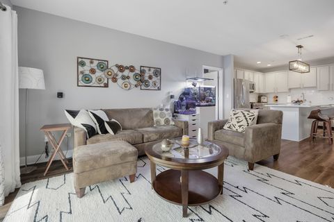 Tiny photo for 14 S Prospect Street #401, Roselle, IL 60172 (MLS # 12637685)