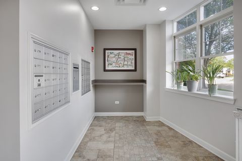 Tiny photo for 14 S Prospect Street #401, Roselle, IL 60172 (MLS # 12637685)