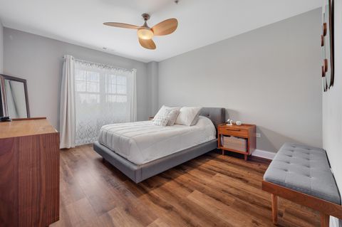 Tiny photo for 14 S Prospect Street #401, Roselle, IL 60172 (MLS # 12637685)