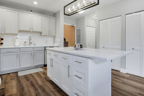 Tiny photo for 14 S Prospect Street #401, Roselle, IL 60172 (MLS # 12637685)