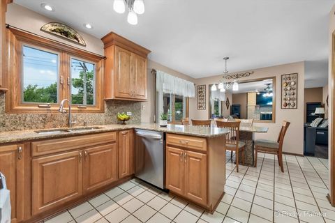 Tiny photo for 690 Yorkshire Lane, Des Plaines, IL 60016 (MLS # 12481979)