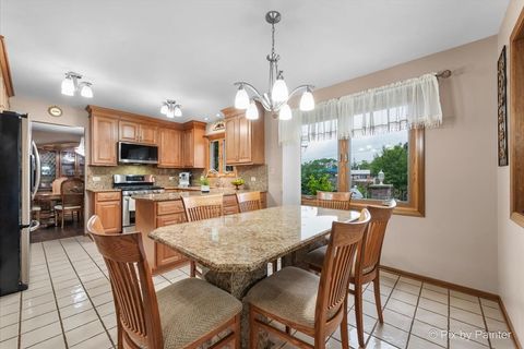 Tiny photo for 690 Yorkshire Lane, Des Plaines, IL 60016 (MLS # 12481979)