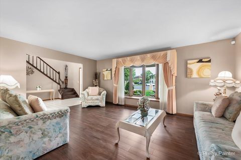 Tiny photo for 690 Yorkshire Lane, Des Plaines, IL 60016 (MLS # 12481979)