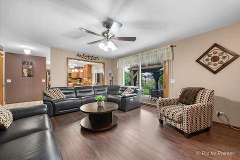 Tiny photo for 690 Yorkshire Lane, Des Plaines, IL 60016 (MLS # 12481979)