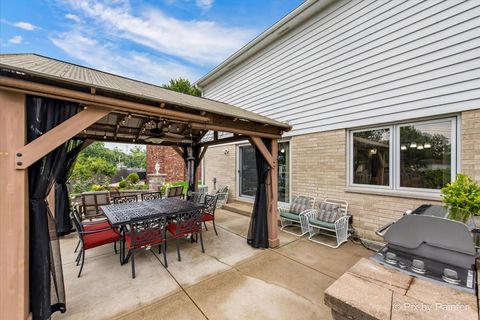 Tiny photo for 690 Yorkshire Lane, Des Plaines, IL 60016 (MLS # 12481979)