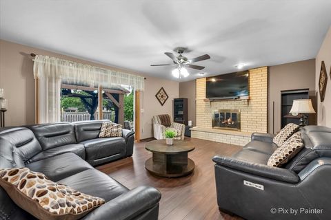 Tiny photo for 690 Yorkshire Lane, Des Plaines, IL 60016 (MLS # 12481979)