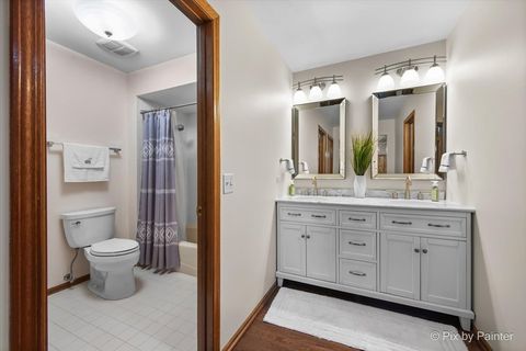 Tiny photo for 690 Yorkshire Lane, Des Plaines, IL 60016 (MLS # 12481979)