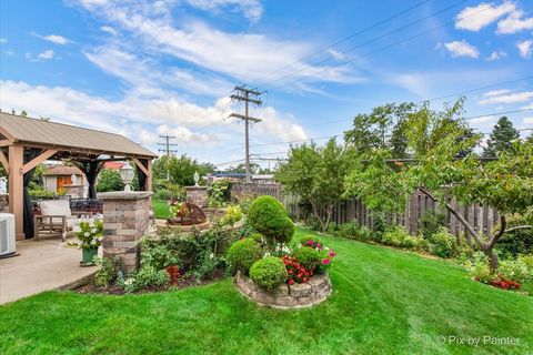Tiny photo for 690 Yorkshire Lane, Des Plaines, IL 60016 (MLS # 12481979)