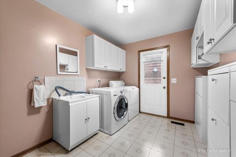 Tiny photo for 690 Yorkshire Lane, Des Plaines, IL 60016 (MLS # 12481979)