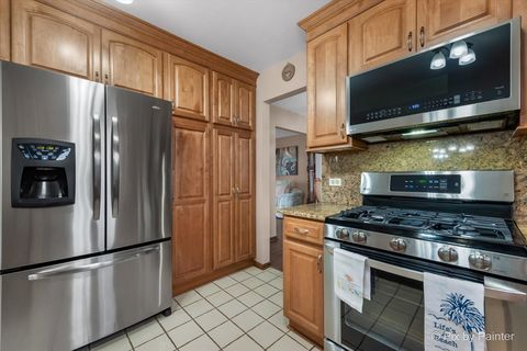 Tiny photo for 690 Yorkshire Lane, Des Plaines, IL 60016 (MLS # 12481979)