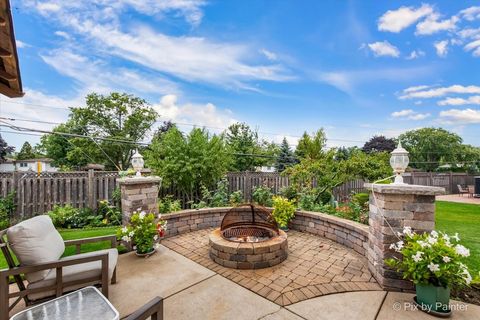 Tiny photo for 690 Yorkshire Lane, Des Plaines, IL 60016 (MLS # 12481979)