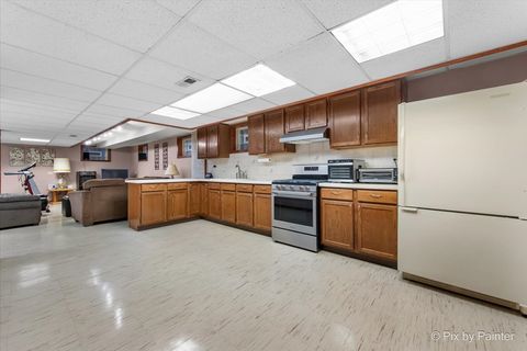 Tiny photo for 690 Yorkshire Lane, Des Plaines, IL 60016 (MLS # 12481979)