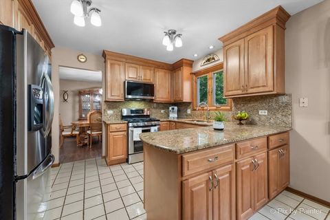 Tiny photo for 690 Yorkshire Lane, Des Plaines, IL 60016 (MLS # 12481979)