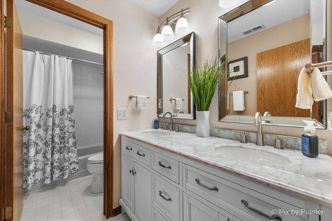 Tiny photo for 690 Yorkshire Lane, Des Plaines, IL 60016 (MLS # 12481979)