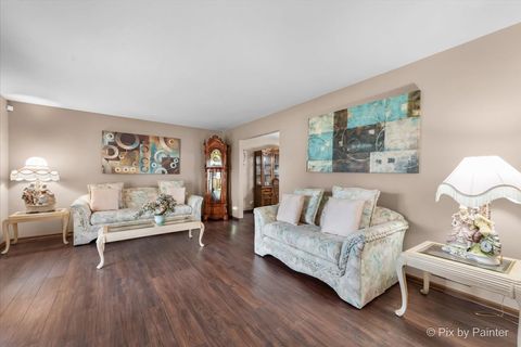 Tiny photo for 690 Yorkshire Lane, Des Plaines, IL 60016 (MLS # 12481979)