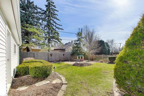 Tiny photo for 57 Chestnut Avenue, Clarendon Hills, IL 60514 (MLS # 12588845)