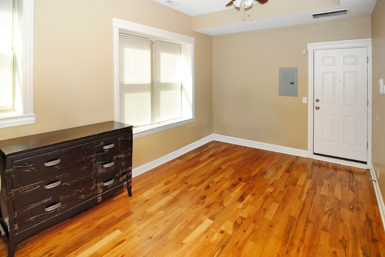 1439 S Saint Louis Avenue