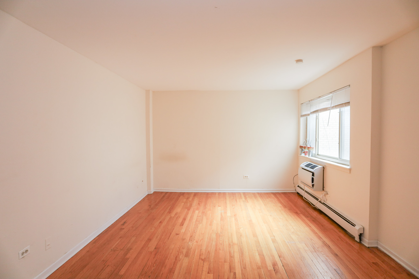 1055 W Catalpa Avenue 214