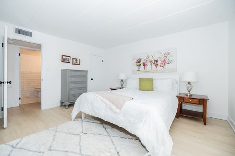 Tiny photo for 10 E Fountainview Lane #1B, Lombard, IL 60148 (MLS # 12488258)
