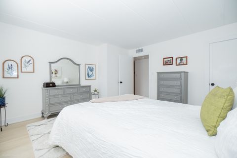 Tiny photo for 10 E Fountainview Lane #1B, Lombard, IL 60148 (MLS # 12488258)