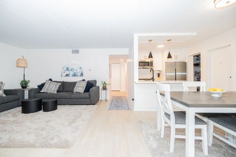 Tiny photo for 10 E Fountainview Lane #1B, Lombard, IL 60148 (MLS # 12488258)