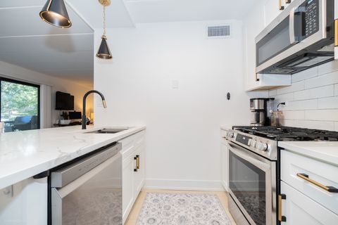 Tiny photo for 10 E Fountainview Lane #1B, Lombard, IL 60148 (MLS # 12488258)
