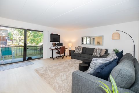 Tiny photo for 10 E Fountainview Lane #1B, Lombard, IL 60148 (MLS # 12488258)
